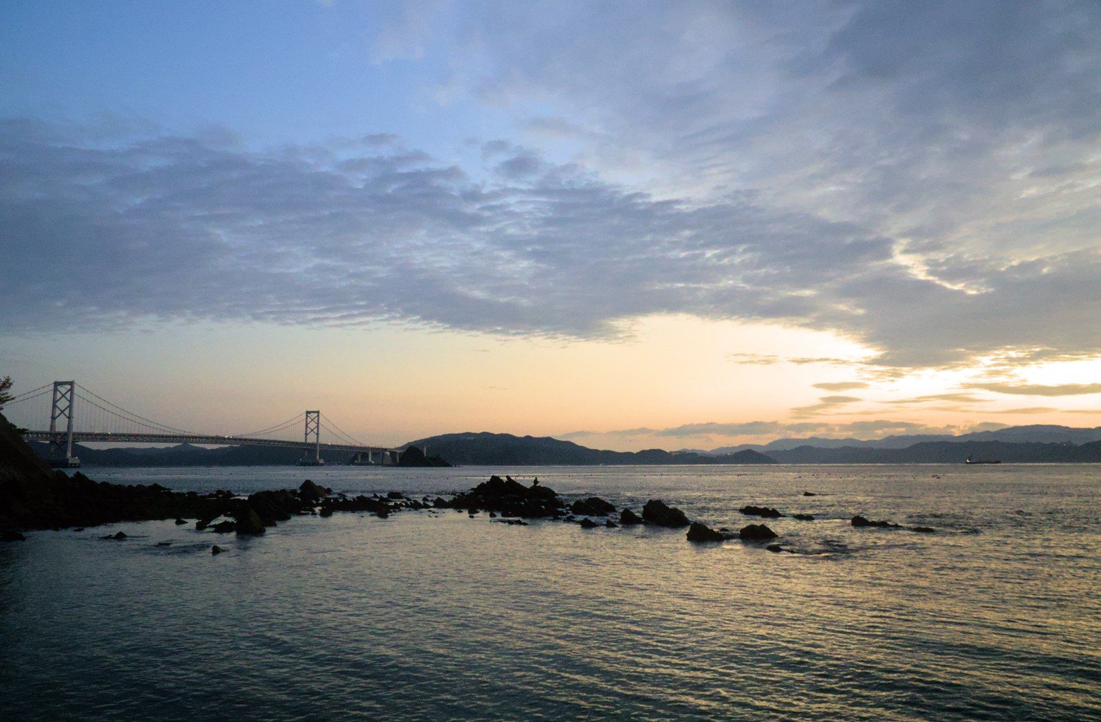 淡路島から望む大鳴門橋の夕景